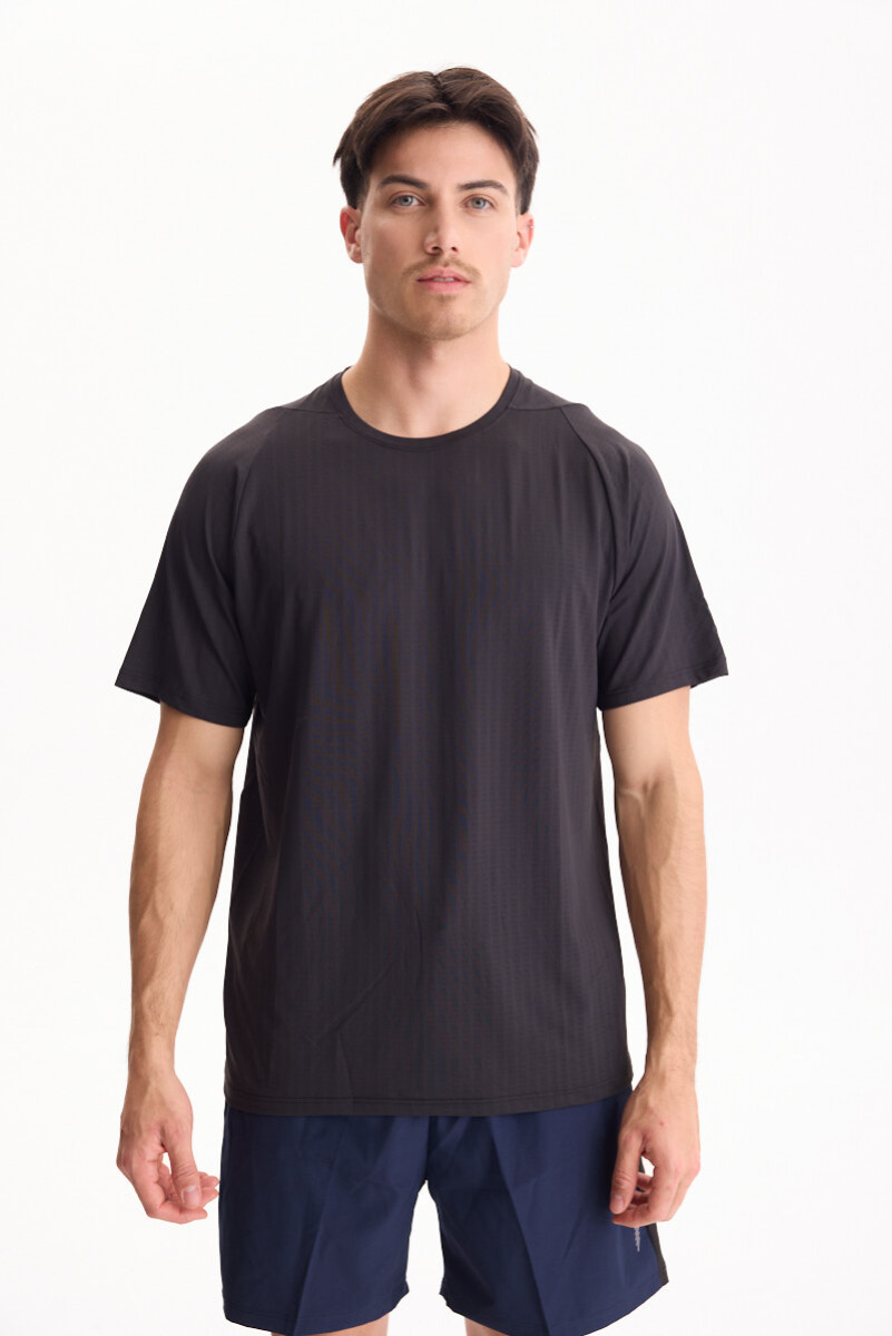 Remera Elevate - Negro 