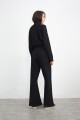 Pantalon tejido con tajo y vivo en contraste negro
