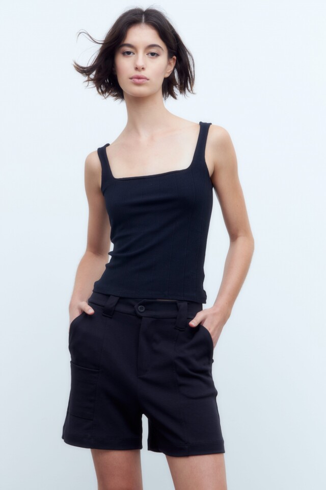 Short con bolsillos negro