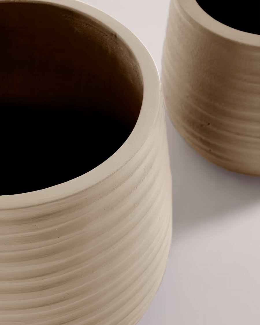 Set Sory de 2 macetas de terracota con acabado gris Ø 28 cm / Ø 36 cm Set Sory de 2 macetas de terracota con acabado gris Ø 28 cm / Ø 36 cm