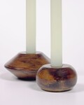 Set Tecia de 2 candelabros madera maciza acacia 4,5 cm y 5,5 cm Set Tecia de 2 candelabros madera maciza acacia 4,5 cm y 5,5 cm