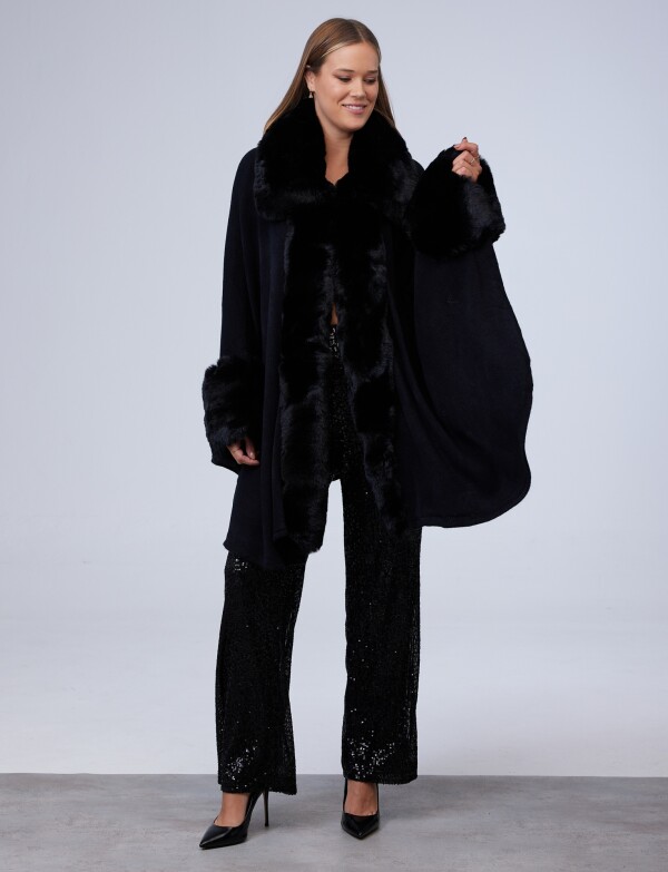 Ruana Aplique Simil Piel NEGRO