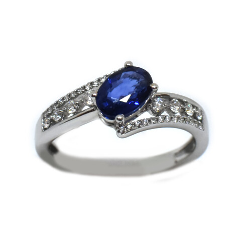 Anillo en Oro 18k Blanco con Diamantes y Zafiro Anillo en Oro 18k Blanco con Diamantes y Zafiro