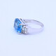 Anillo oro 18k blanco con topacio azul central y 4 brillantes baguette. Anillo oro 18k blanco con topacio azul central y 4 brillantes baguette.