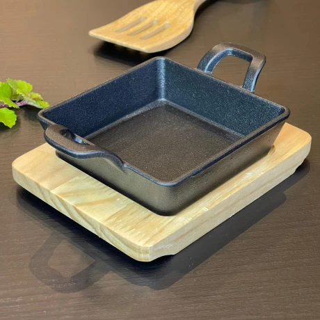 Fuente Cuadrada Hierro Fundido C/Base Madera Y Asas 13cm x 13cm x 3.5cm Fuente Cuadrada Hierro Fundido C/Base Madera Y Asas 13cm x 13cm x 3.5cm