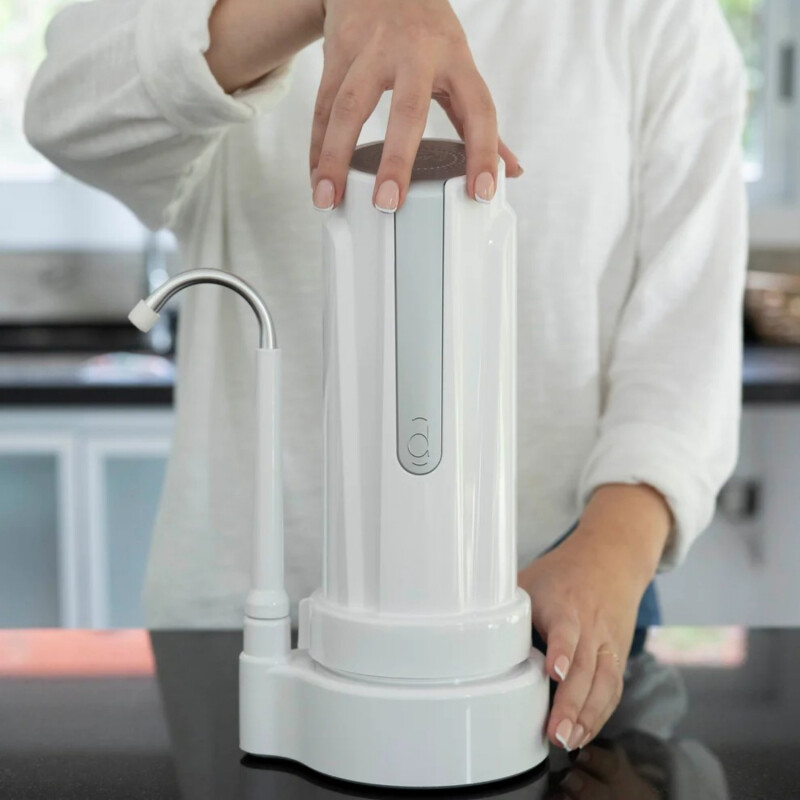 Purificador de agua Dvigi As Plus sobre mesada Dorado