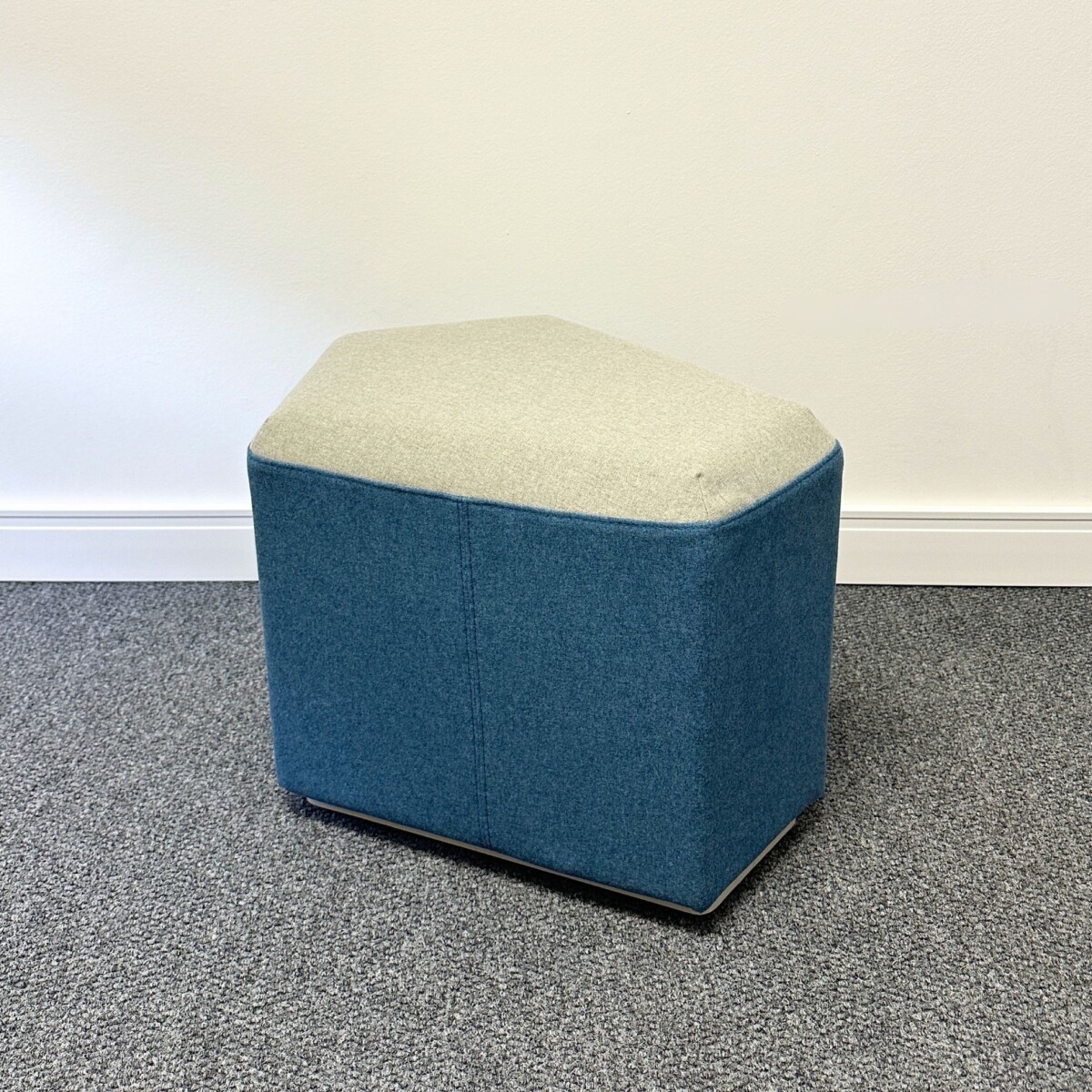 Pouf Linuo Tapizado Bicolor Azul y Gris Claro 