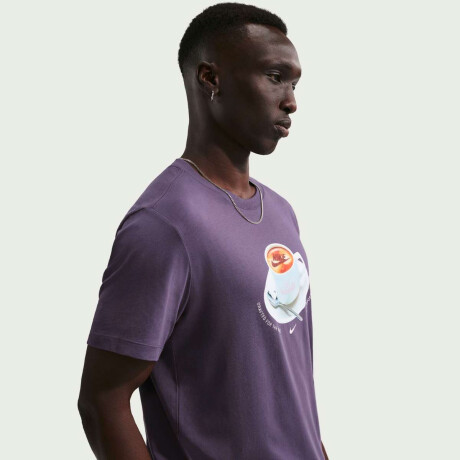 Remera Nike Std Cafe Swoosh Mug De Hombre Morado