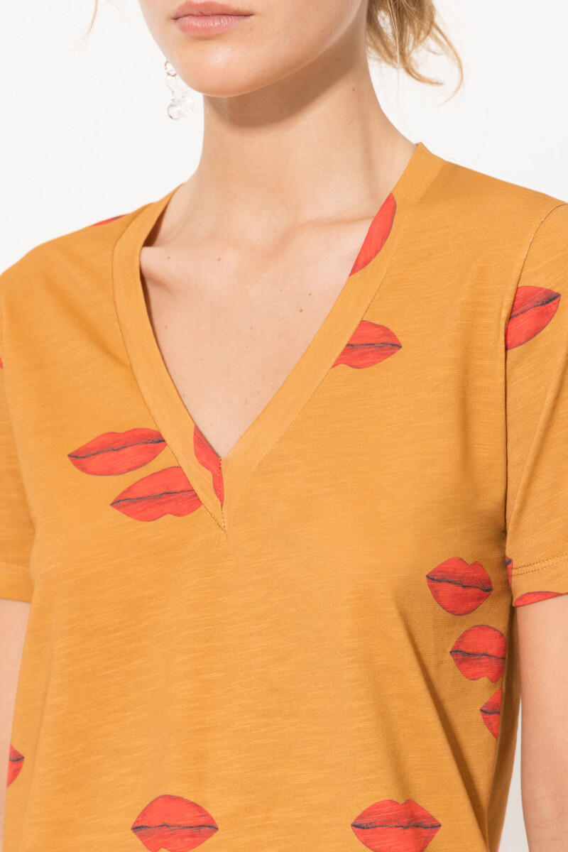 REMERA KISSES Camel
