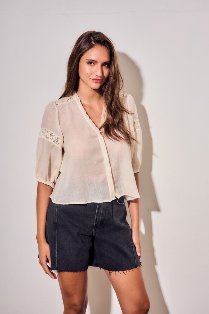 Blusa Con Encajes Bordados Arena