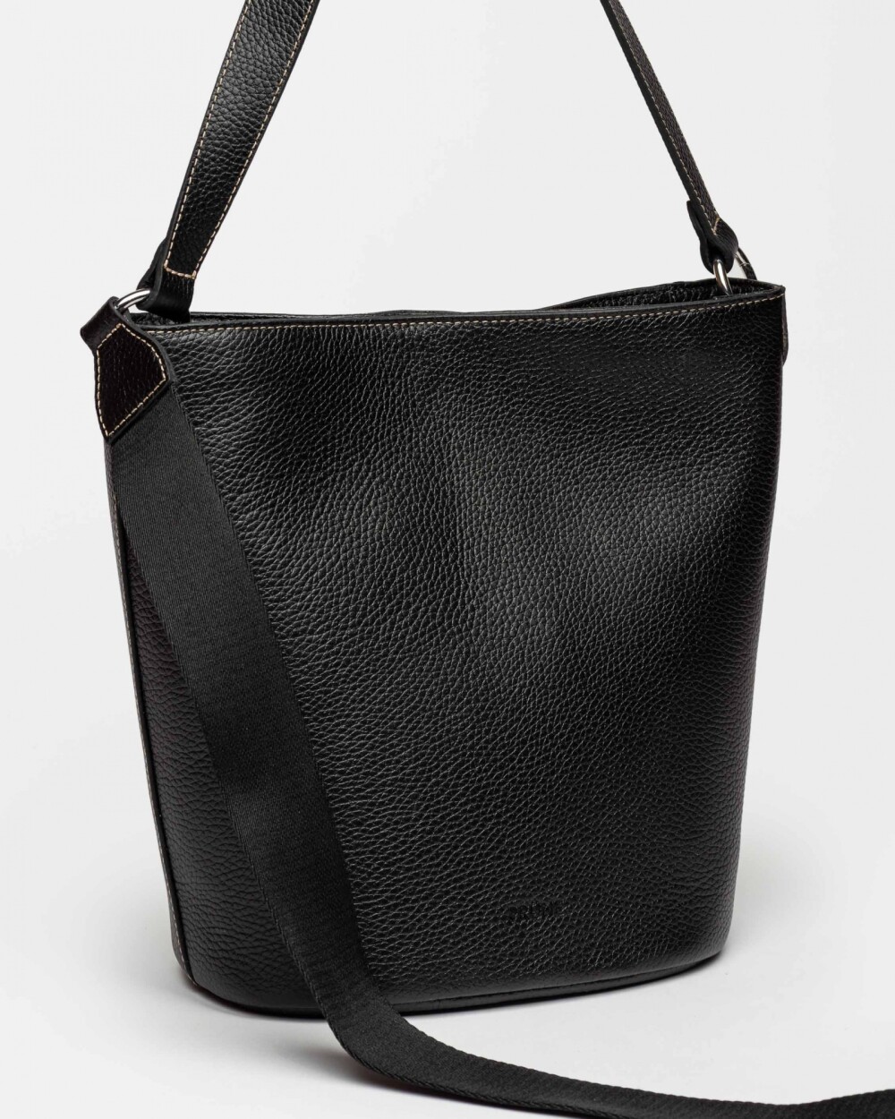 Cartera al hombro Anya en cuero graneado Negro