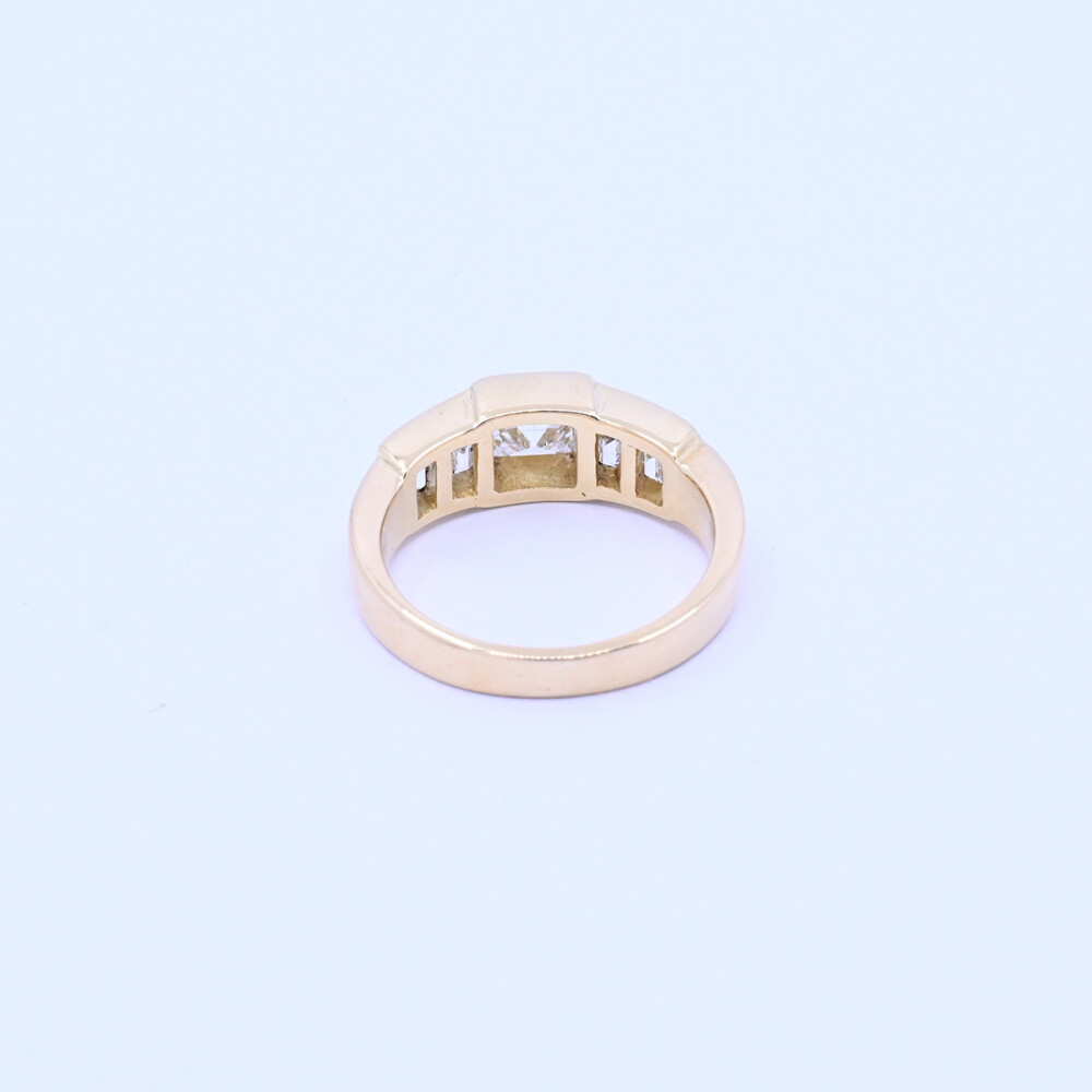 Anillo oro 18k y brillantes central carré y tallado esmeralda. Anillo oro 18k y brillantes central carré y tallado esmeralda.