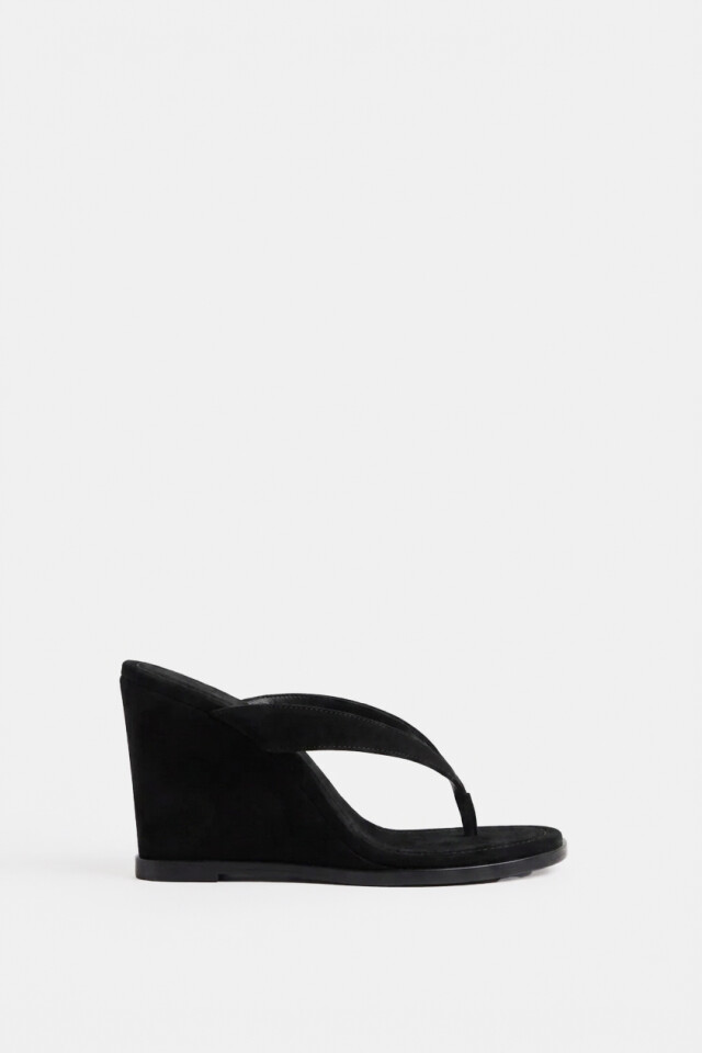Sandalia cuero taco corrido negro