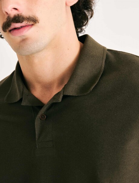 CAMISETA BÁSICA CON CUELLO VERDE MUSGO