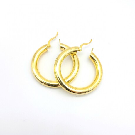 Par de aros de plata 925 con baño de oro amarillo. Par de aros de plata 925 con baño de oro amarillo.