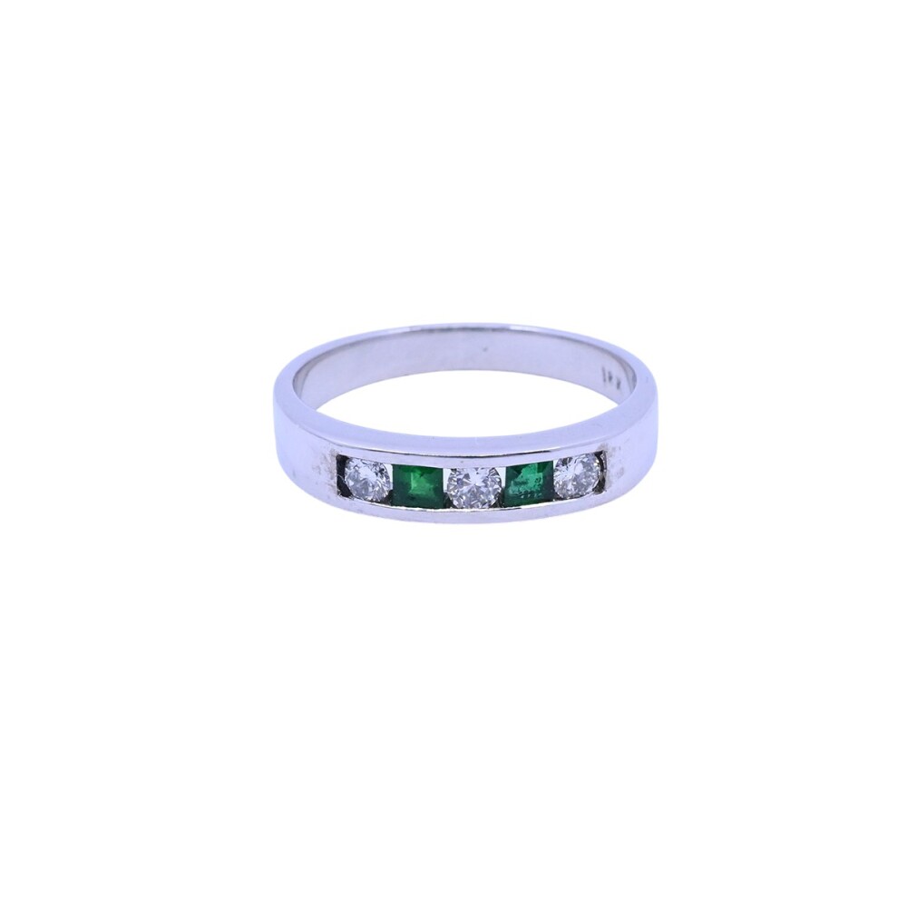 Anillo medio sin fin oro 18k blanco carril con esmeraldas carré y brillantes. Anillo medio sin fin oro 18k blanco carril con esmeraldas carré y brillantes.