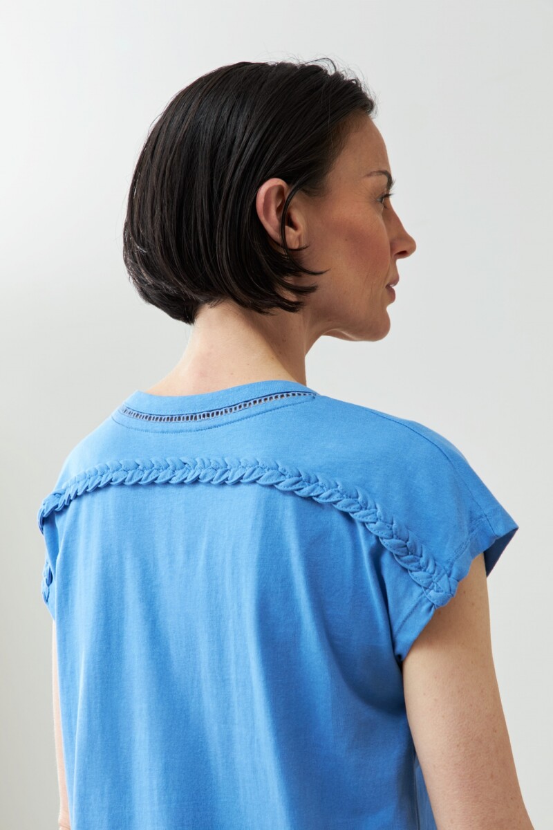 Remera con detalle trenza azul regata