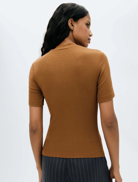 BLUSA MANGA CORTA CON CUELLO EN V MARRÓN