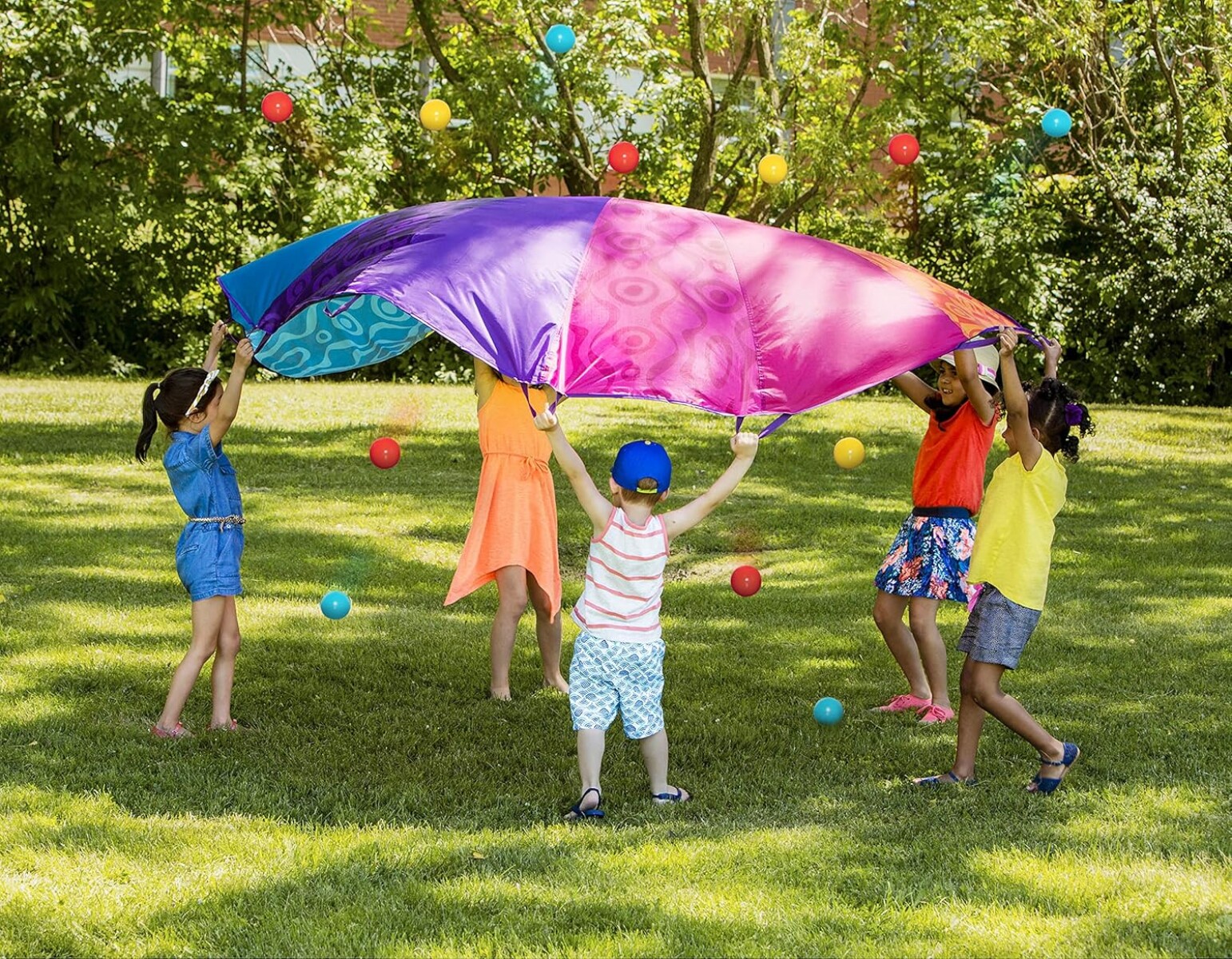 Paracaídas multicolor con pelotas 