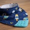 Babero bandana con mordillo BUBA space azul
