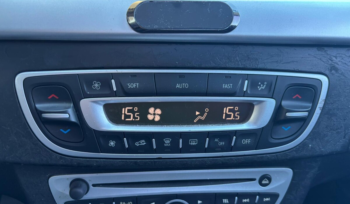 Renault Fluence Dynamique AT - 2011 Renault Fluence Dynamique AT - 2011