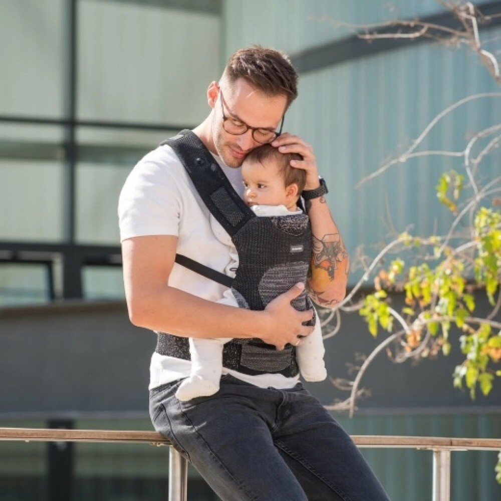 Mochila porta bebe Hoody Kikkaboo negro