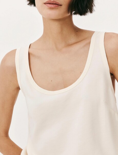 BLUSA CON DESCOTE EN U BLANCO