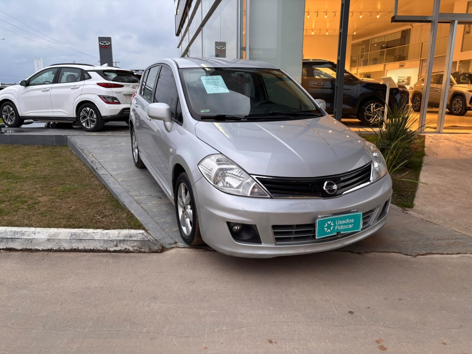 Nissan Tiida HB Full - 2013 