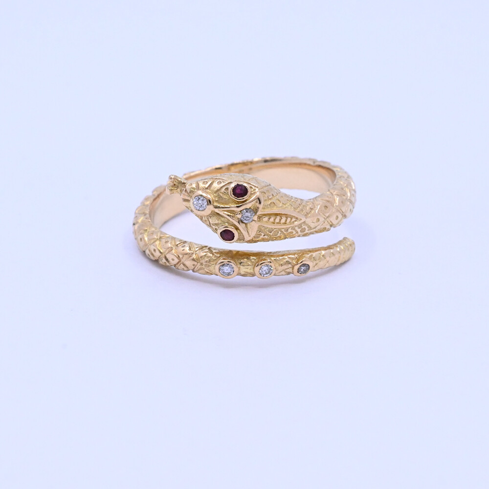 Anillo oro 18k brillantes y rubíes serpiente con punzones. Anillo oro 18k brillantes y rubíes serpiente con punzones.
