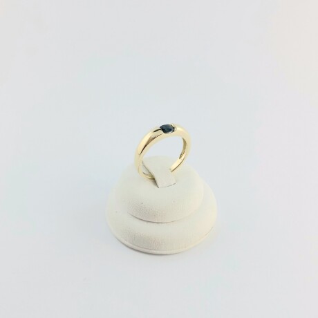 Anillo con Zafiro azul natural engarzado en oro 9 ktes. Anillo con Zafiro azul natural engarzado en oro 9 ktes.