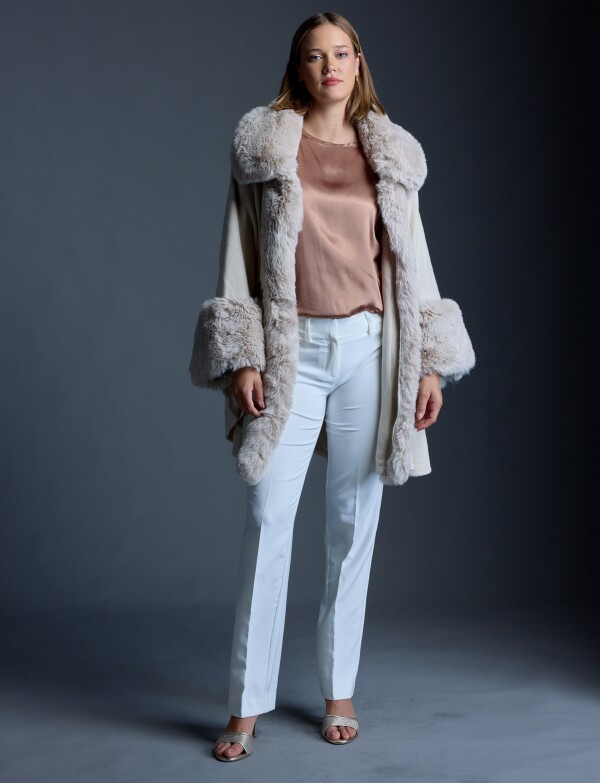 Ruana Aplique Simil Piel BEIGE