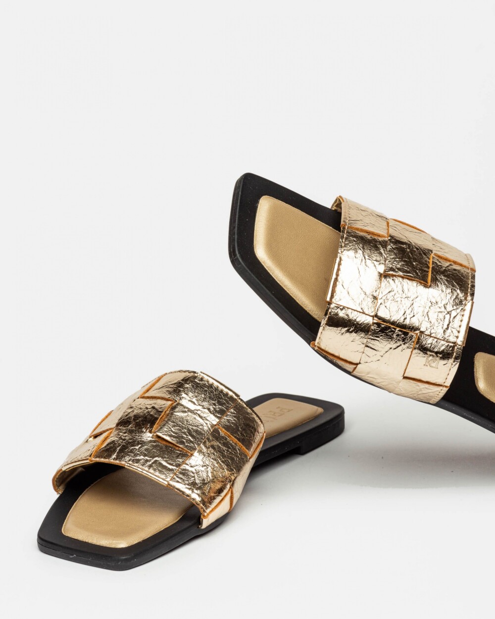 Flat Blair en cuero metalizado Platino