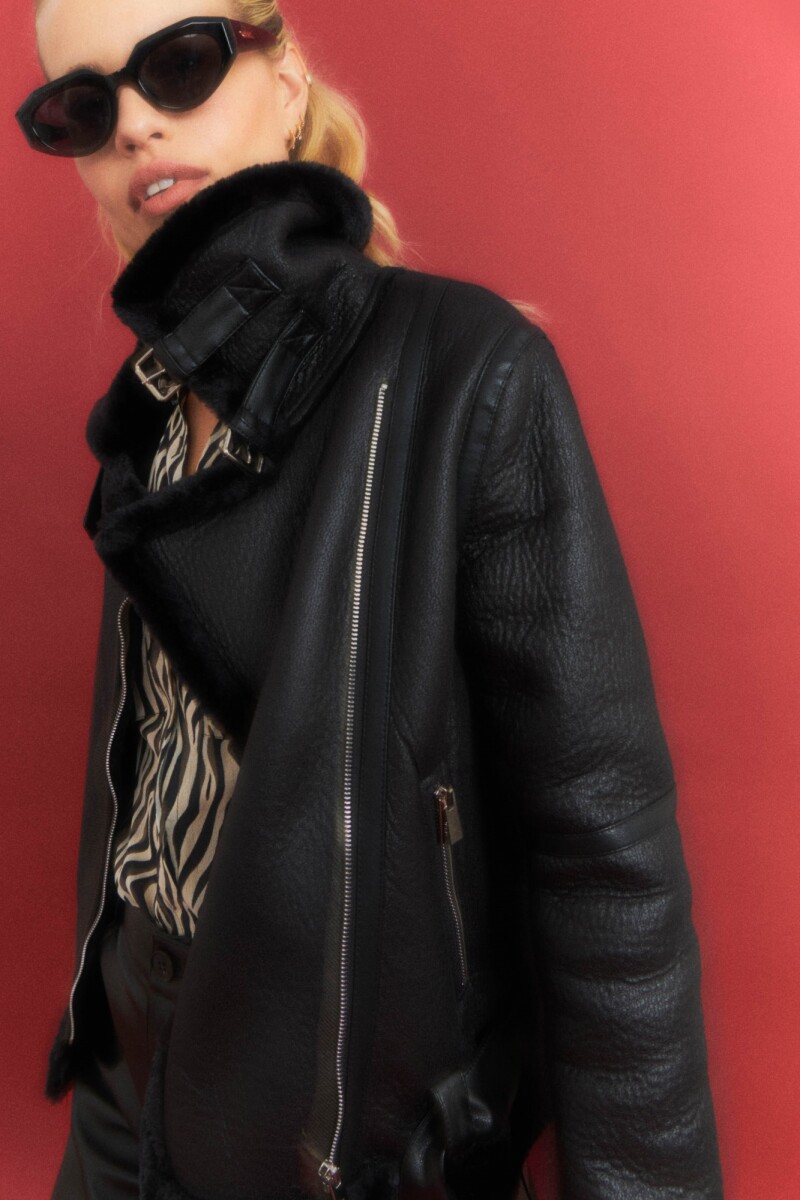 Campera simil gamuza con piel negro