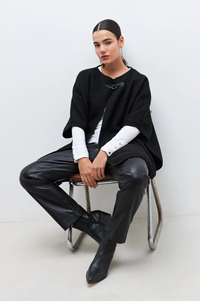 Capa con broche negro