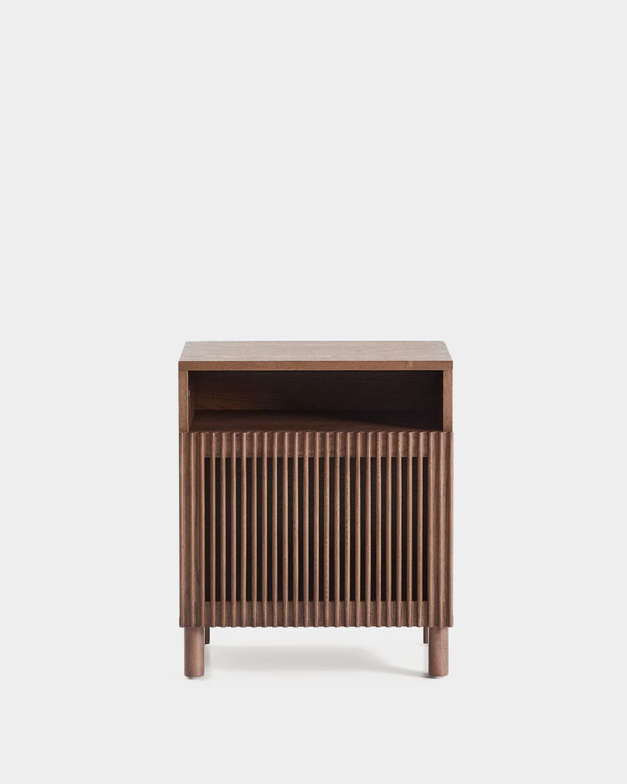 Mesita de noche Beyla de chapa y madera maciza de fresno con acabado tono nogal 53 x 62,5 cm Mesita de noche Beyla de chapa y madera maciza de fresno con acabado tono nogal 53 x 62,5 cm