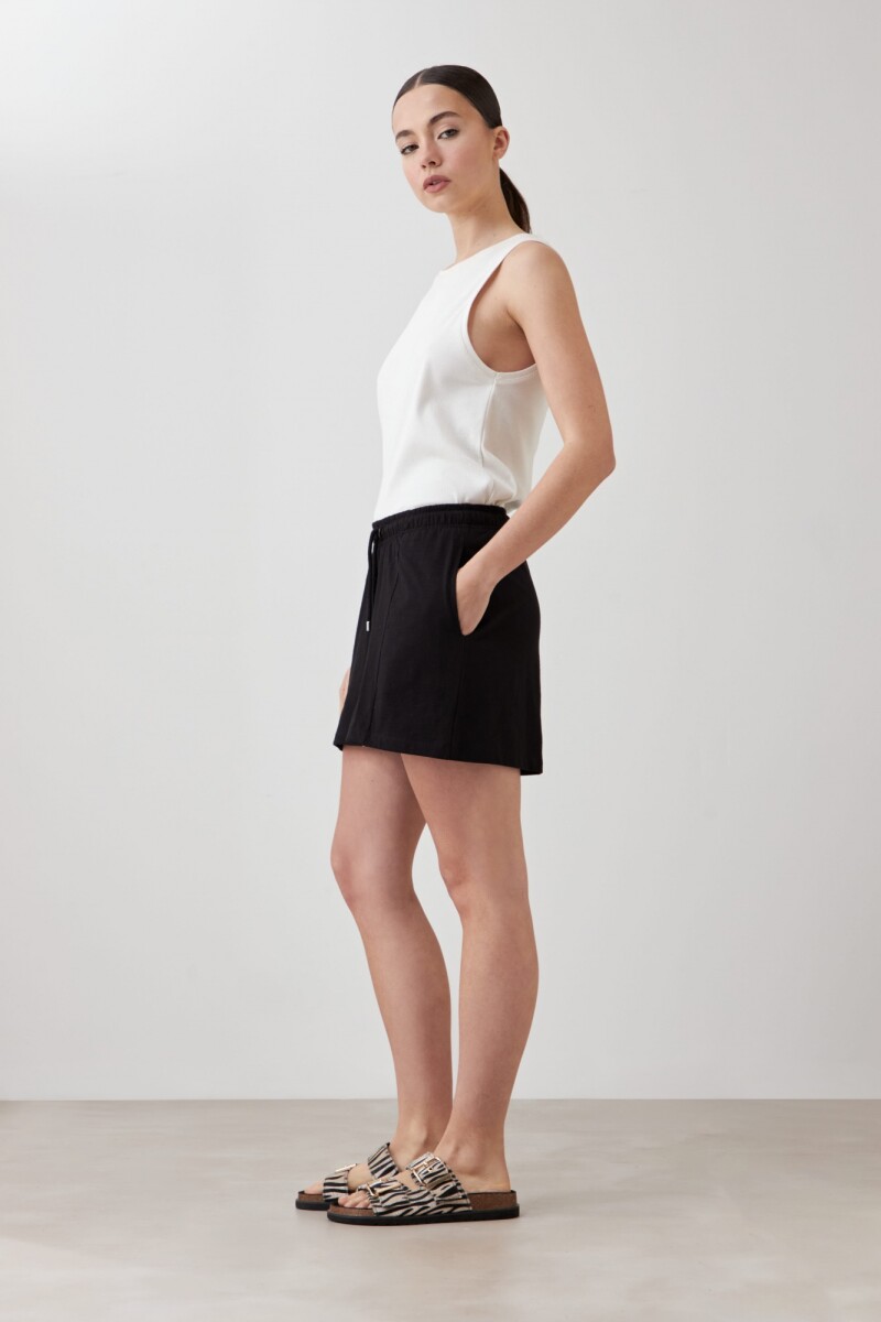 Short con bolsillos laterales negro