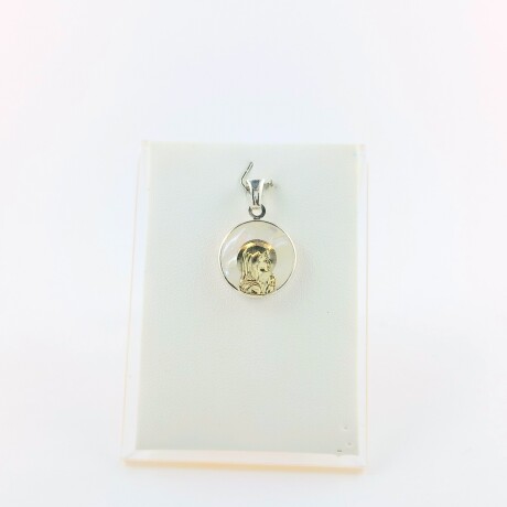 Medalla religiosa de plata 925 y double en oro 18 ktes con nácar. Medalla religiosa de plata 925 y double en oro 18 ktes con nácar.