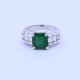 Anillo platino, esmeralda y 6 brillantes. Anillo platino, esmeralda y 6 brillantes.