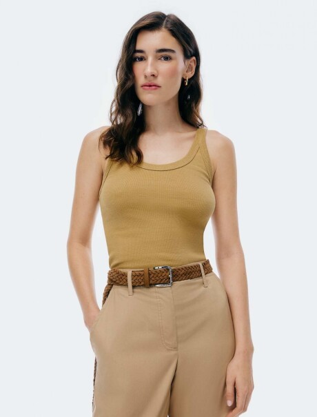 MUSCULOSA BÁSICA EN TELA ACANALADA MARRÓN