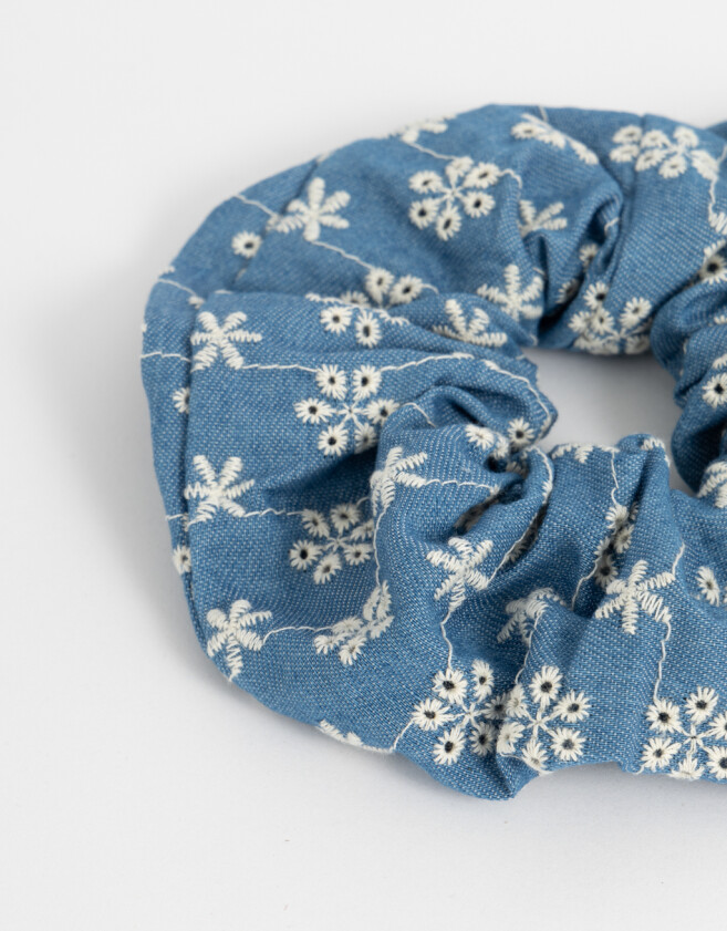 Skunzies De denim Maxi Scrunchie Bordada - Azul Celeste
