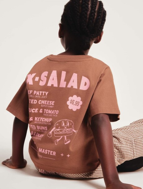 CAMISETA INFANTIL MANGA CORTA CON ESTAMPAS MARRÓN