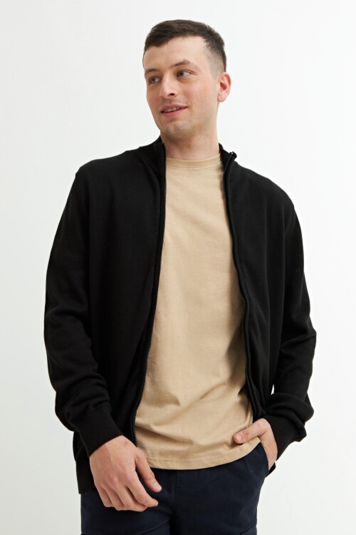 Campera liviana con cierre NEGRO