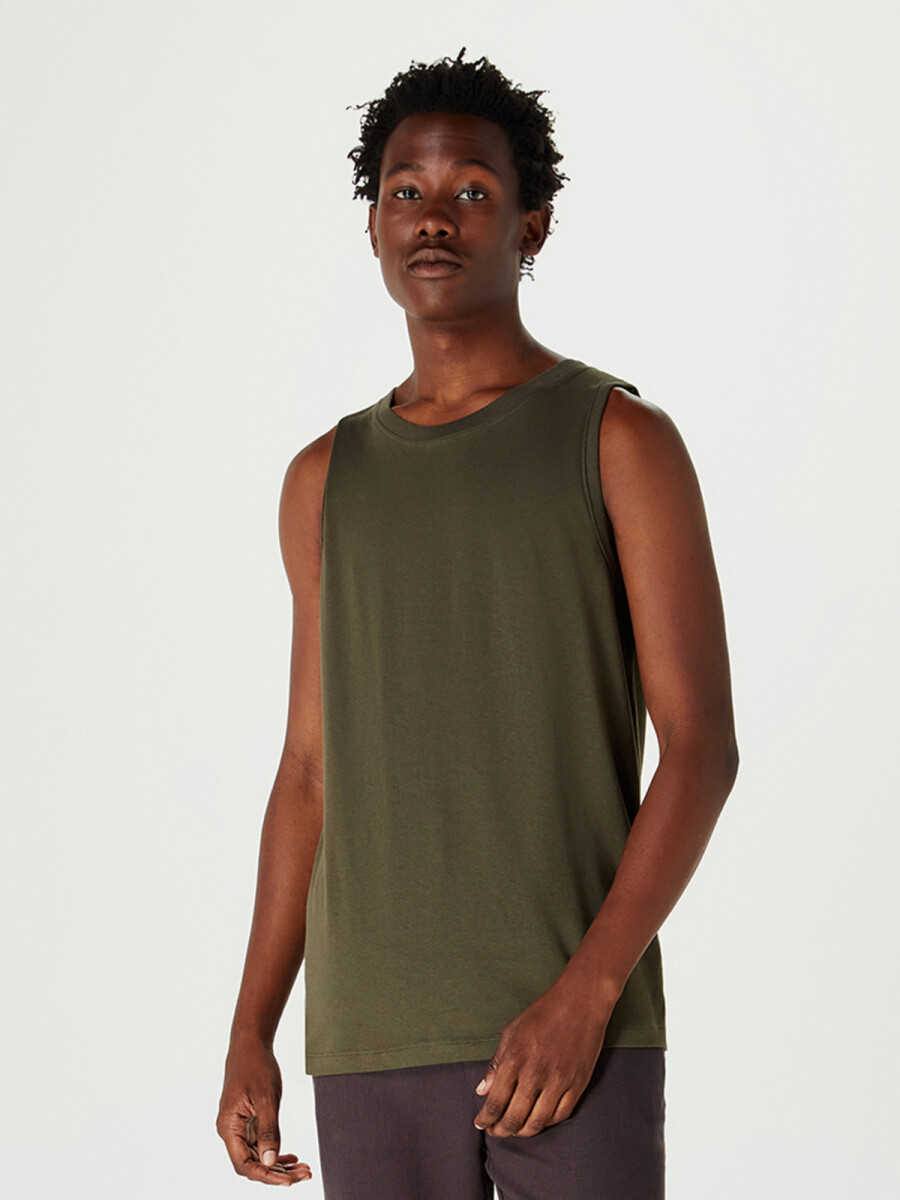 MUSCULOSA BÁSICA WORLD - VERDE MUSGO 