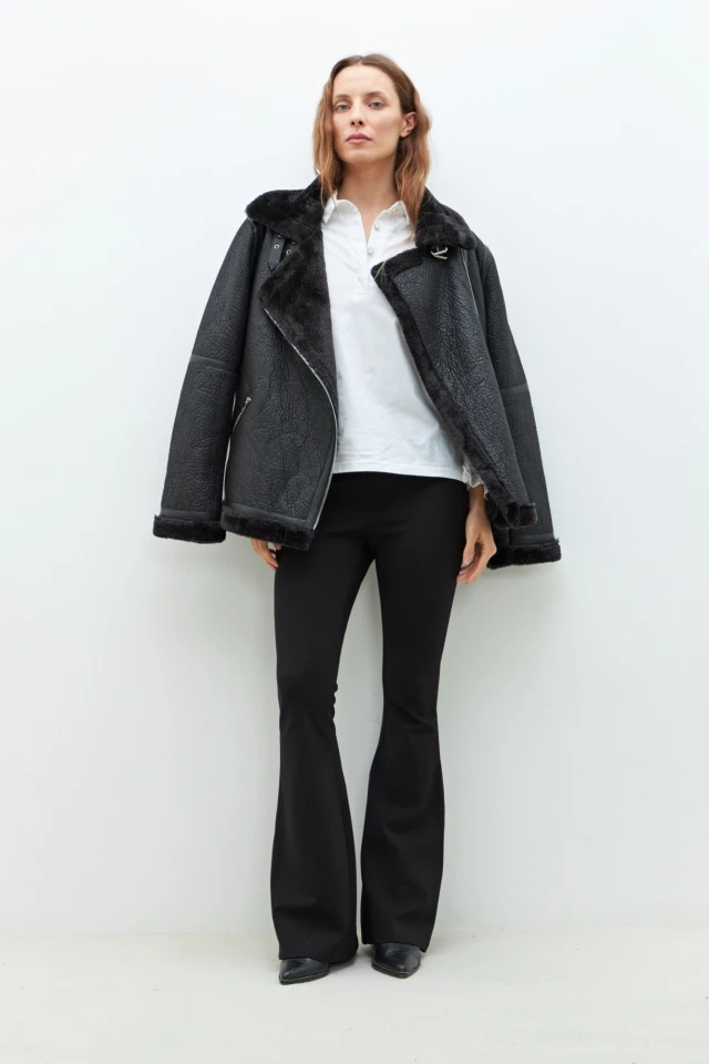 Chaqueta simil gamuza con piel y cierres negro