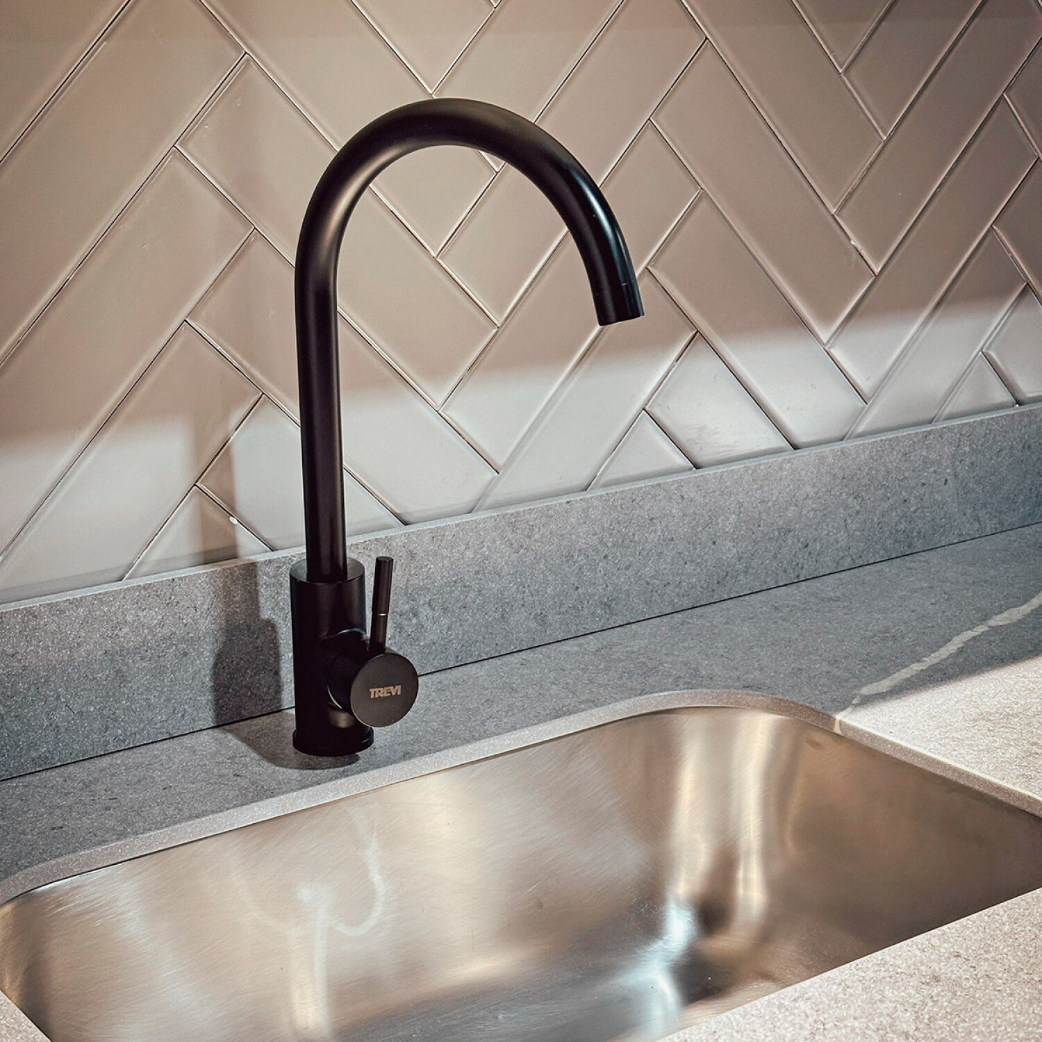 Grifería De Mesada Curva Negro — Castro