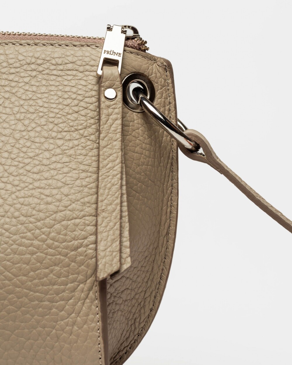 Bandolera Sauvage en cuero graneado Taupe Niquel
