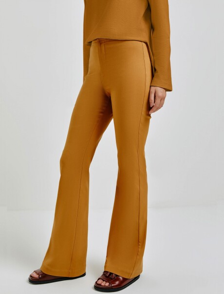 PANTALÓN MODELO FLARE CON CINTURA ALTA MARRÓN