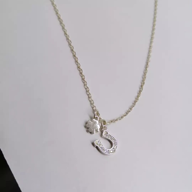 Cadena y colgante herradura y trébol Cadena y colgante herradura y trébol