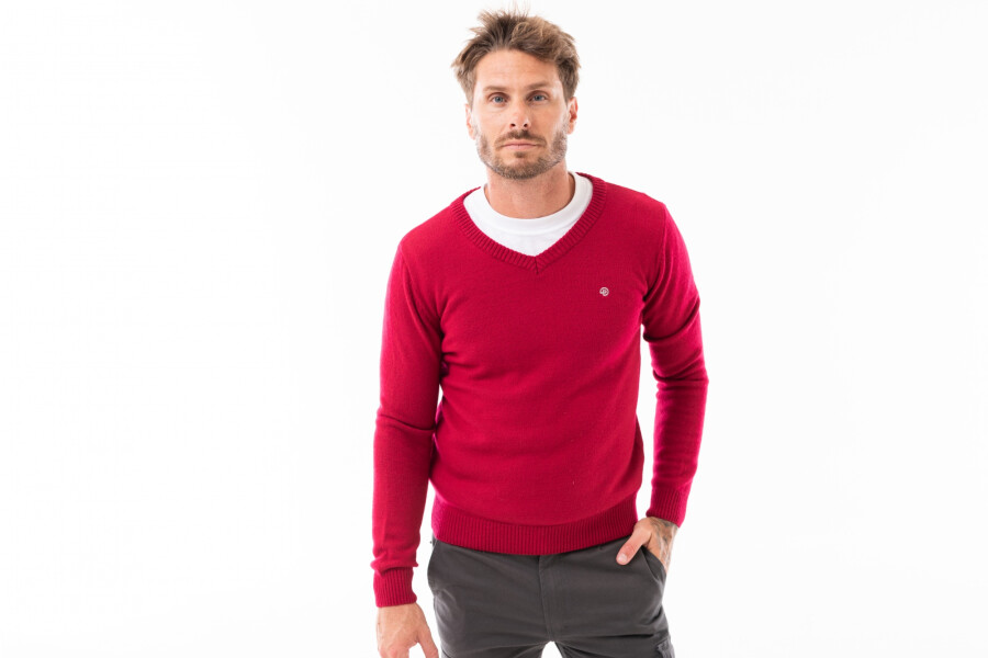 BUZO ESCOTE V LISO Rojo