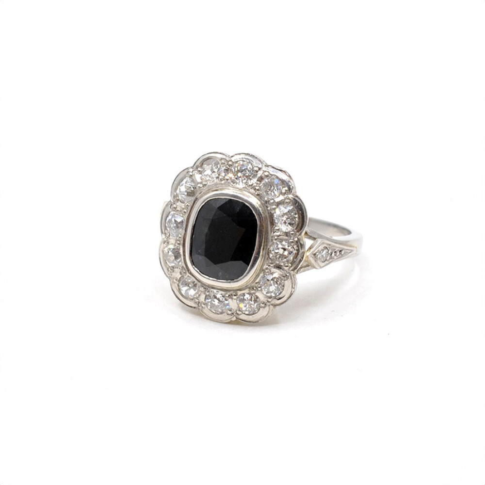 Anillo En Platino Con Brillantes Y Zafiro Central. Anillo En Platino Con Brillantes Y Zafiro Central.